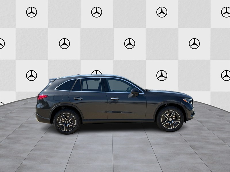 Mercedes-Benz GLC Vehicle Full-screen Gallery Image 2