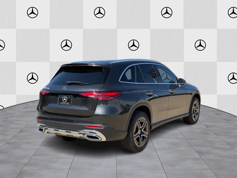 Mercedes-Benz GLC Vehicle Full-screen Gallery Image 3