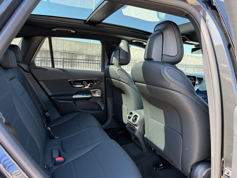 Mercedes-Benz GLC Vehicle Full-screen Gallery Image 5