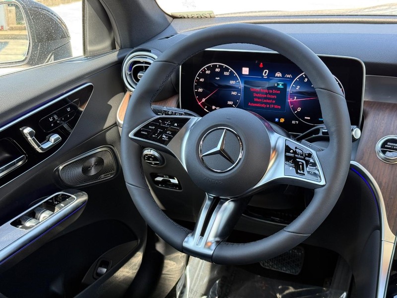 Mercedes-Benz GLC Vehicle Full-screen Gallery Image 7