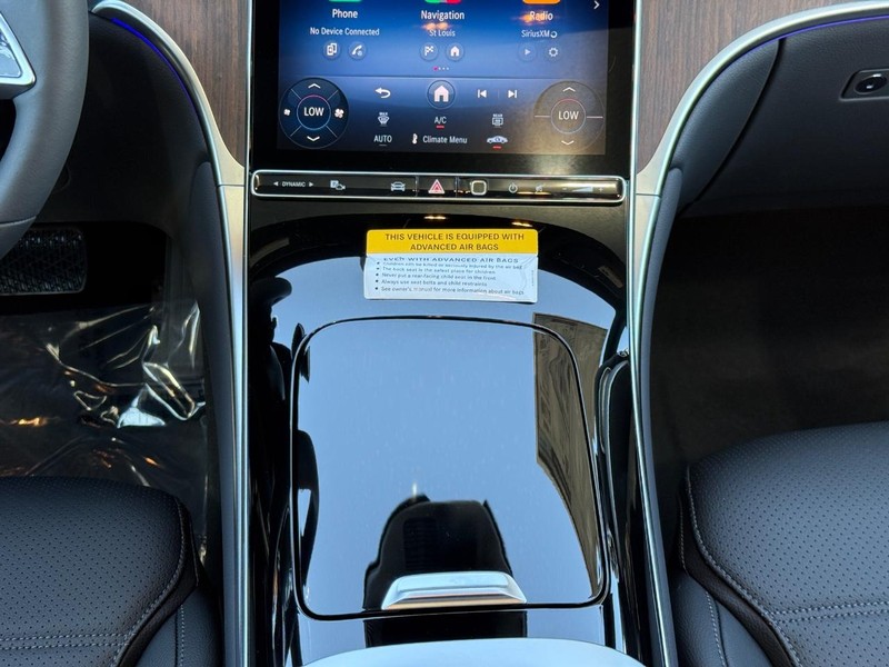 Mercedes-Benz GLC Vehicle Full-screen Gallery Image 9