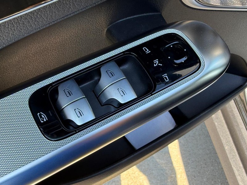 Mercedes-Benz GLC Vehicle Full-screen Gallery Image 10