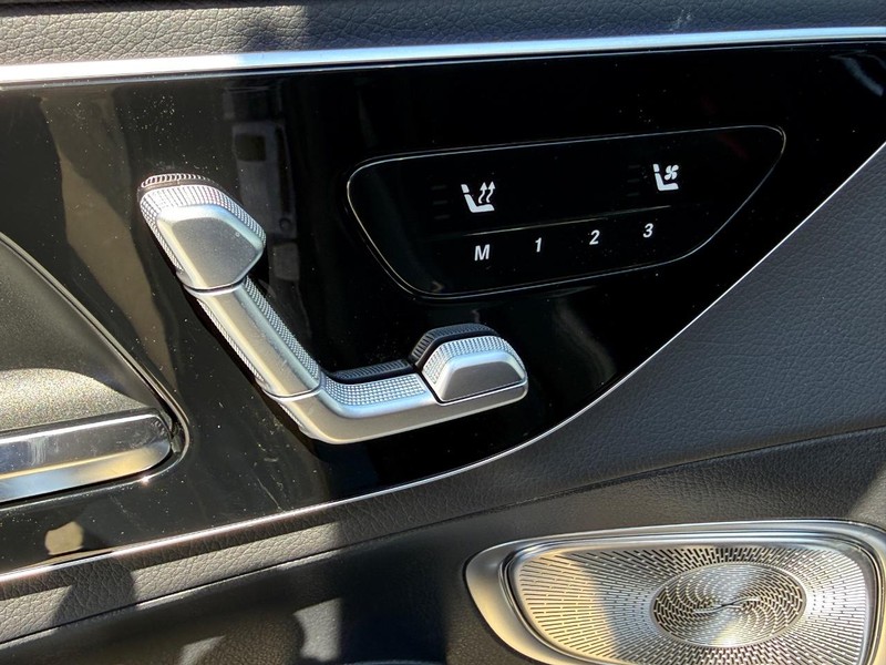 Mercedes-Benz GLC Vehicle Full-screen Gallery Image 11