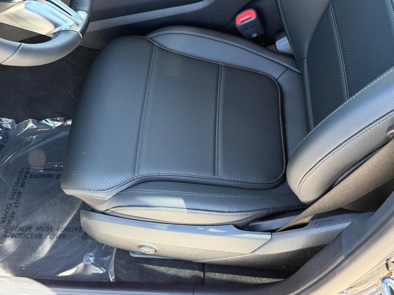 Mercedes-Benz GLC Vehicle Full-screen Gallery Image 12