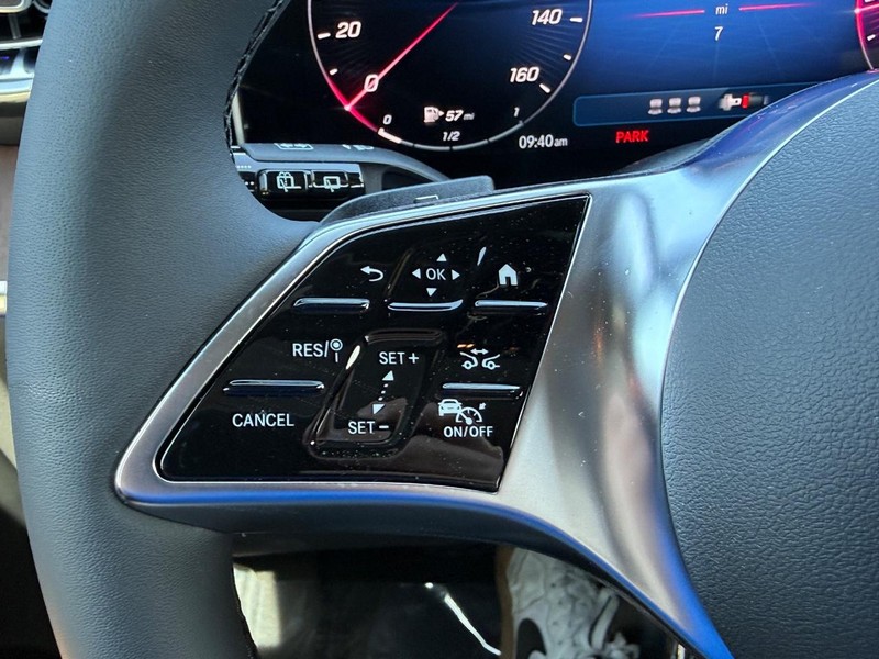 Mercedes-Benz GLC Vehicle Full-screen Gallery Image 13