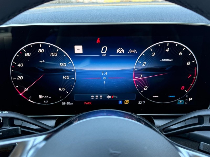 Mercedes-Benz GLC Vehicle Full-screen Gallery Image 15