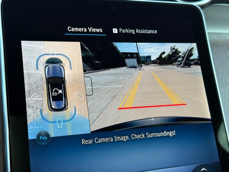 Mercedes-Benz GLC Vehicle Full-screen Gallery Image 16