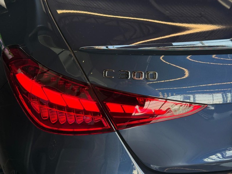 Mercedes-Benz C-Class Vehicle Full-screen Gallery Image 7