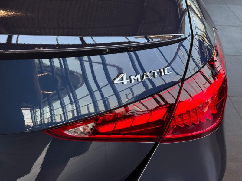 Mercedes-Benz C-Class Vehicle Full-screen Gallery Image 8