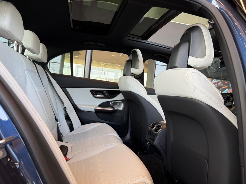 Mercedes-Benz C-Class Vehicle Full-screen Gallery Image 9
