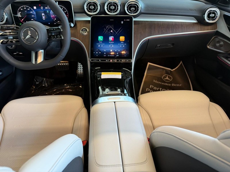Mercedes-Benz C-Class Vehicle Full-screen Gallery Image 10