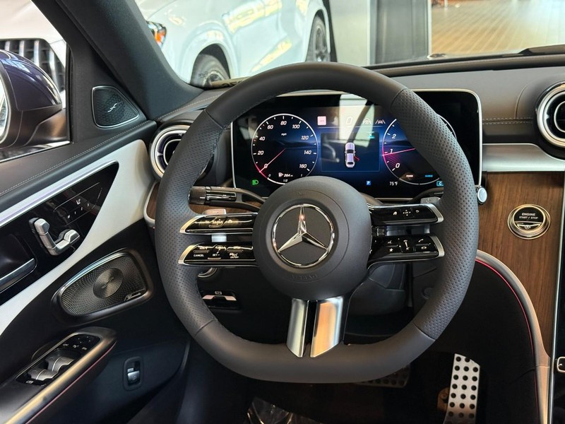 Mercedes-Benz C-Class Vehicle Full-screen Gallery Image 11