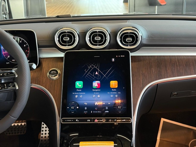 Mercedes-Benz C-Class Vehicle Full-screen Gallery Image 12