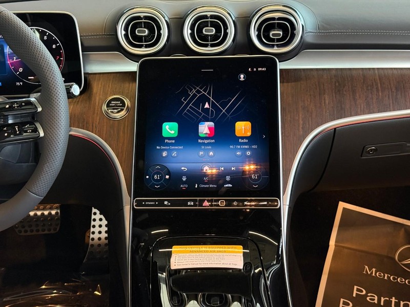 Mercedes-Benz C-Class Vehicle Full-screen Gallery Image 13