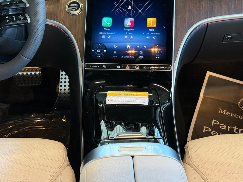 Mercedes-Benz C-Class Vehicle Full-screen Gallery Image 14