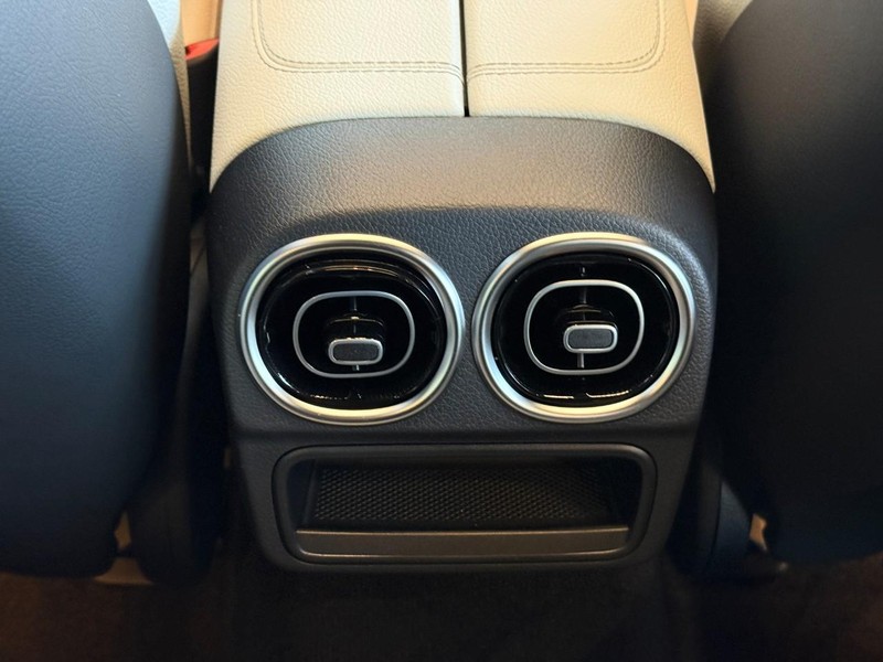 Mercedes-Benz C-Class Vehicle Full-screen Gallery Image 15