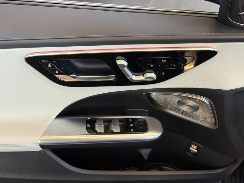 Mercedes-Benz C-Class Vehicle Full-screen Gallery Image 16