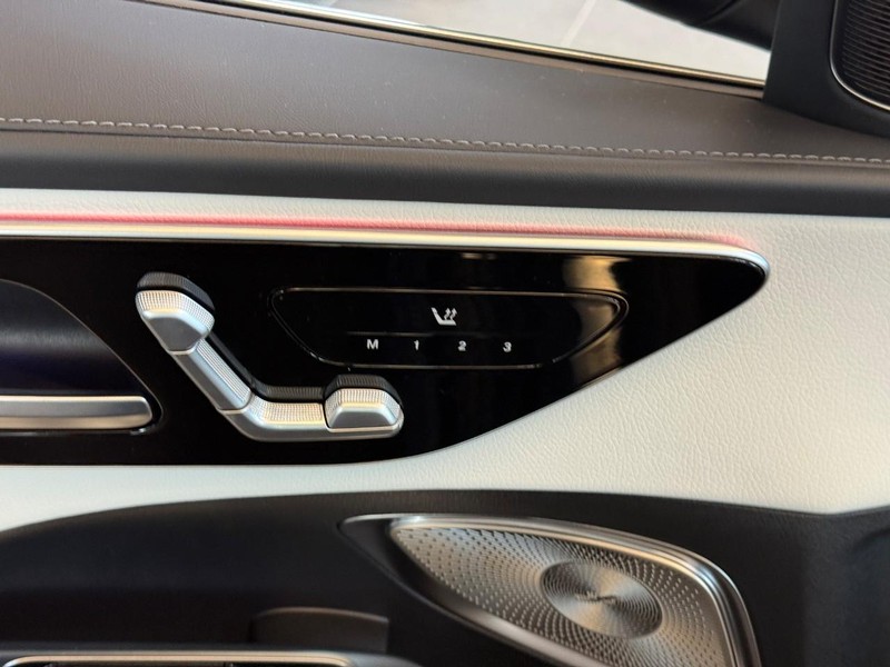 Mercedes-Benz C-Class Vehicle Full-screen Gallery Image 17