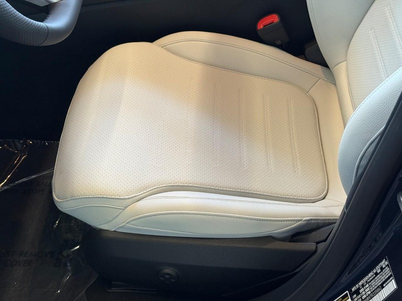 Mercedes-Benz C-Class Vehicle Full-screen Gallery Image 18