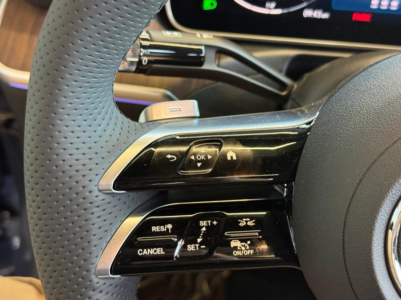 Mercedes-Benz C-Class Vehicle Full-screen Gallery Image 19