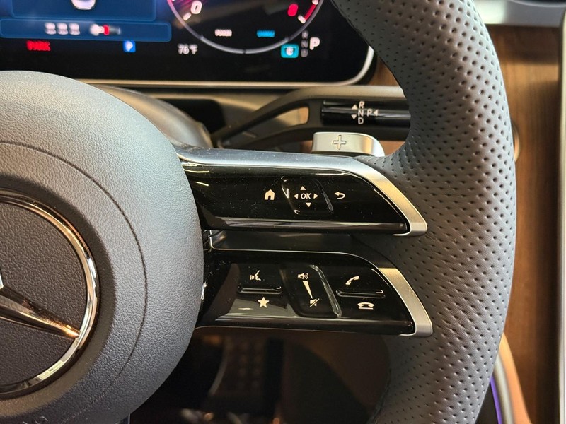 Mercedes-Benz C-Class Vehicle Full-screen Gallery Image 20