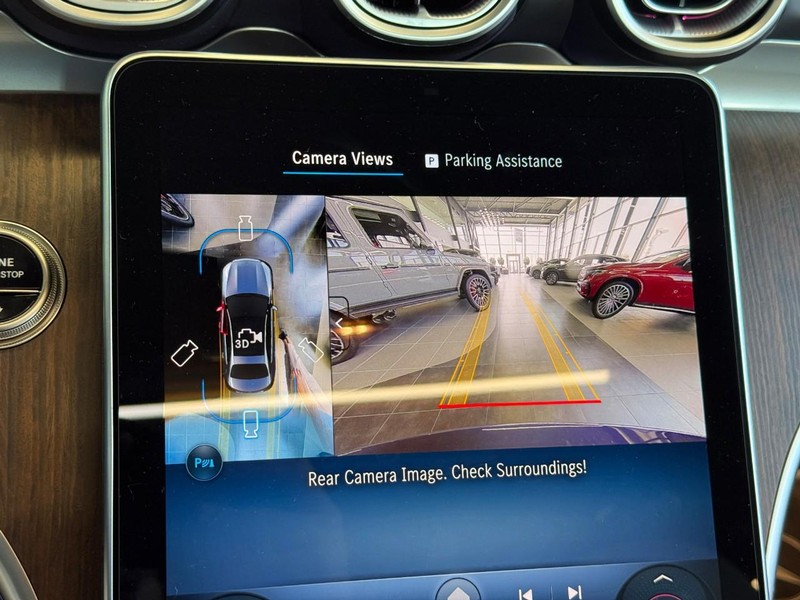 Mercedes-Benz C-Class Vehicle Full-screen Gallery Image 21