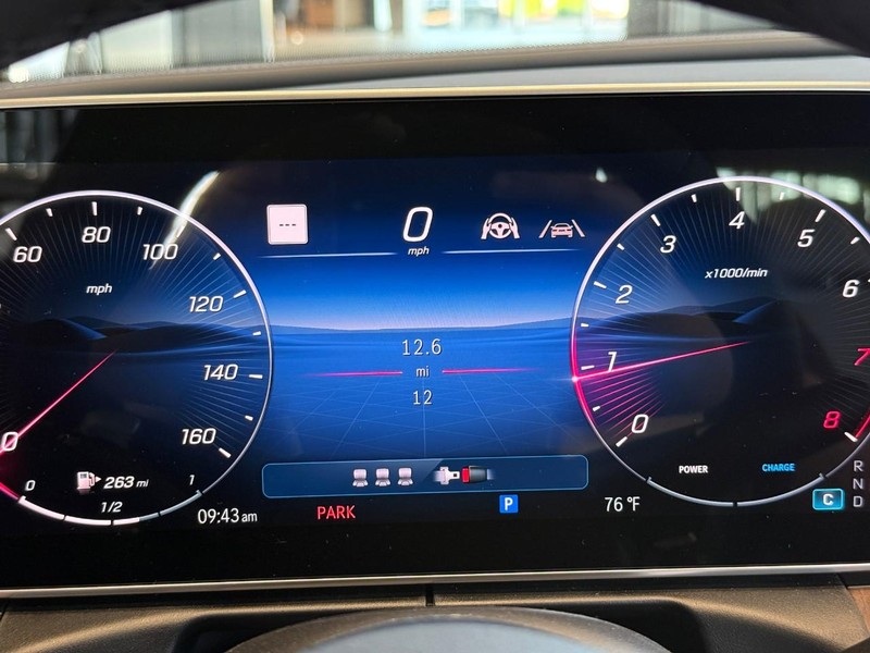Mercedes-Benz C-Class Vehicle Full-screen Gallery Image 22