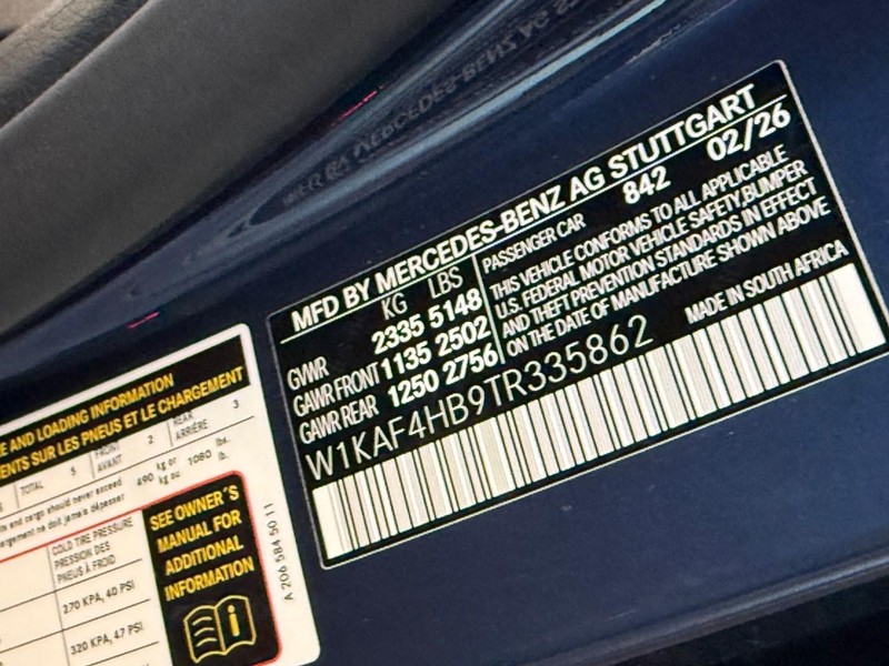 Mercedes-Benz C-Class Vehicle Full-screen Gallery Image 24