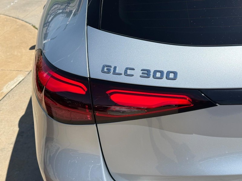 Mercedes-Benz GLC Vehicle Full-screen Gallery Image 4
