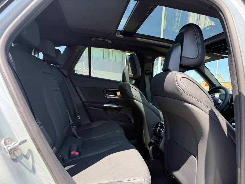 Mercedes-Benz GLC Vehicle Full-screen Gallery Image 7