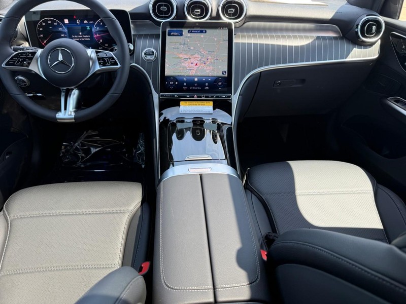 Mercedes-Benz GLC Vehicle Full-screen Gallery Image 8