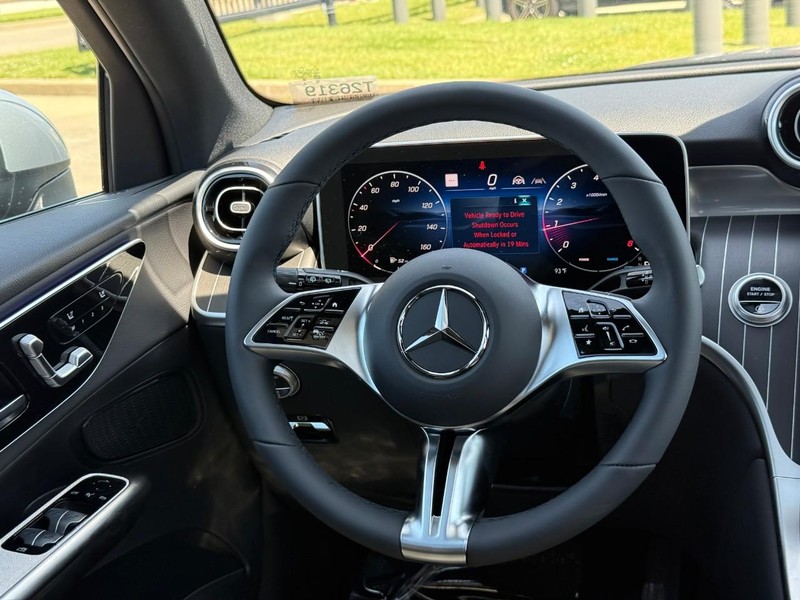 Mercedes-Benz GLC Vehicle Full-screen Gallery Image 9