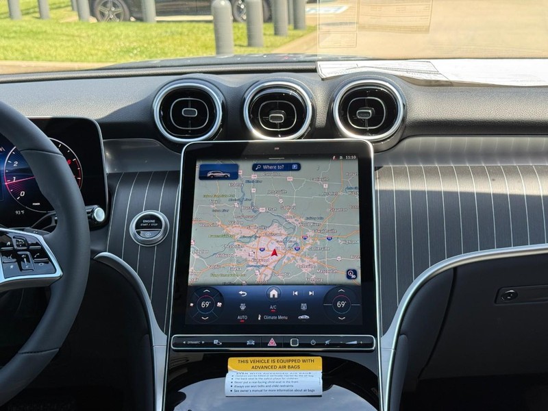Mercedes-Benz GLC Vehicle Full-screen Gallery Image 10