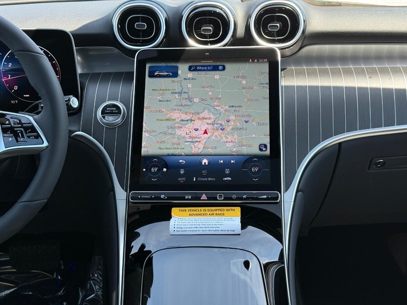 Mercedes-Benz GLC Vehicle Full-screen Gallery Image 11