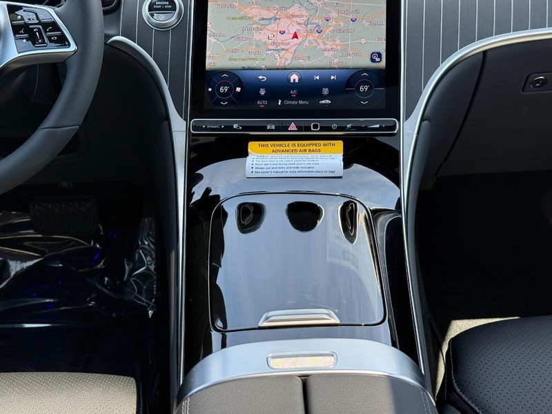 Mercedes-Benz GLC Vehicle Full-screen Gallery Image 12