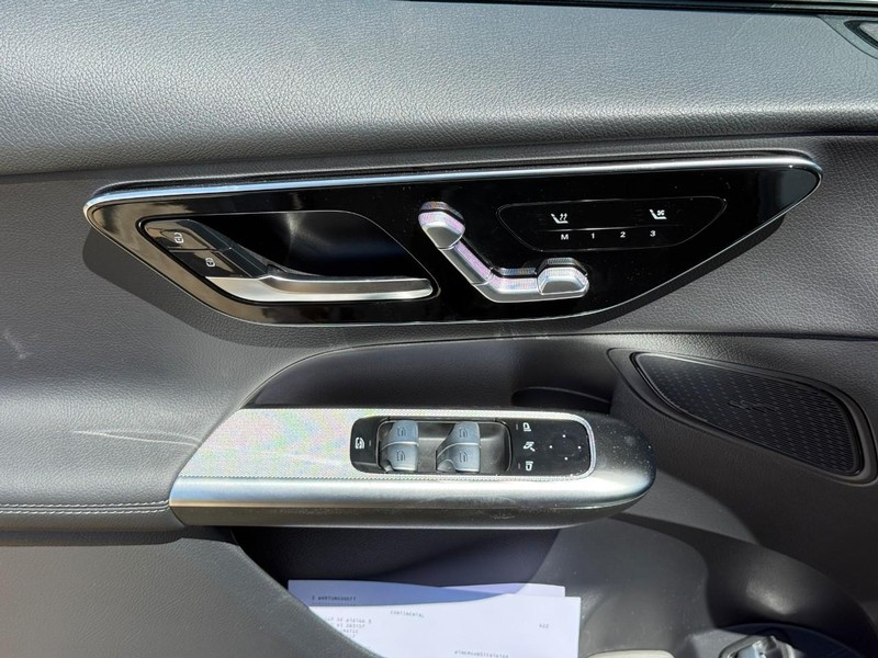 Mercedes-Benz GLC Vehicle Full-screen Gallery Image 13