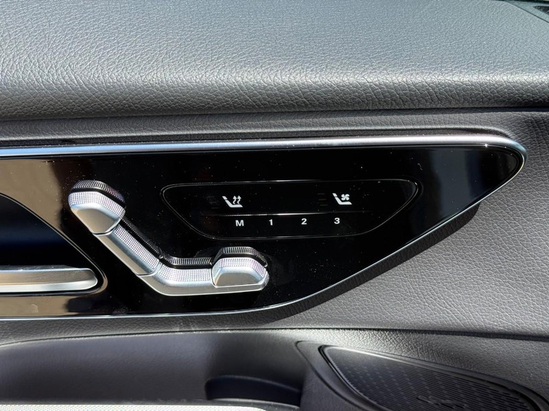 Mercedes-Benz GLC Vehicle Full-screen Gallery Image 14