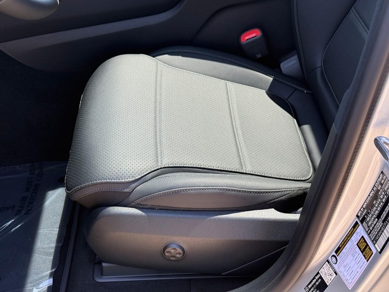 Mercedes-Benz GLC Vehicle Full-screen Gallery Image 15