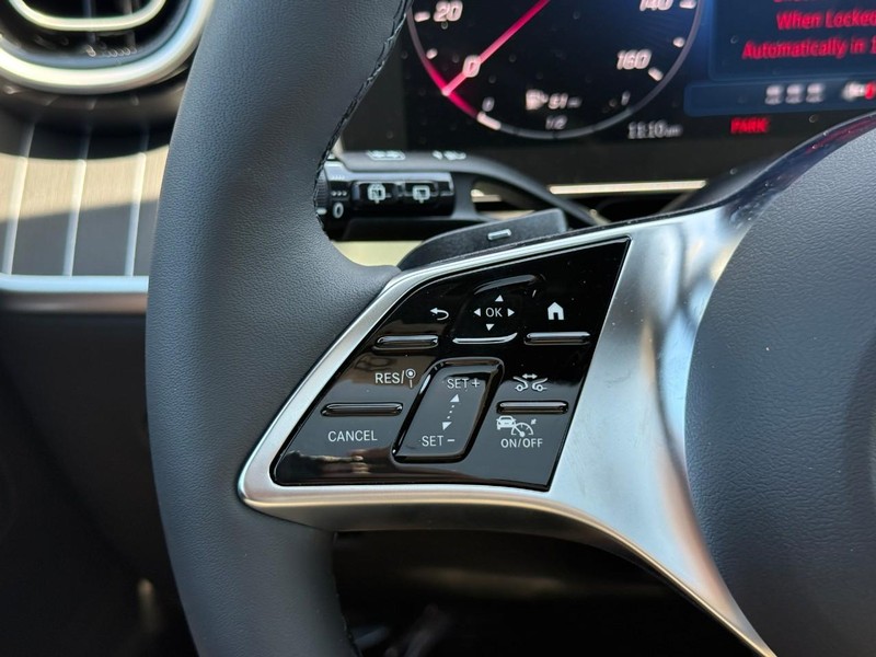 Mercedes-Benz GLC Vehicle Full-screen Gallery Image 16