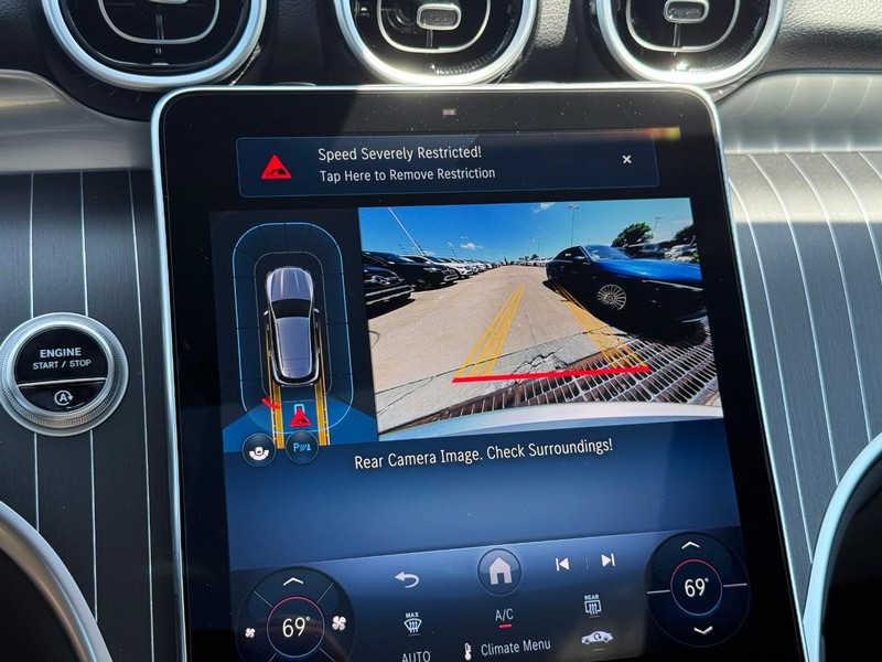 Mercedes-Benz GLC Vehicle Full-screen Gallery Image 18