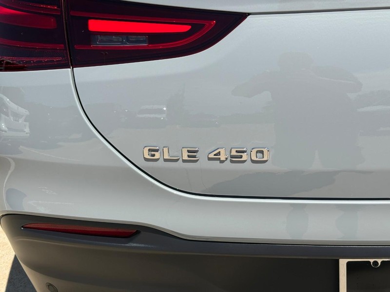 Mercedes-Benz GLE Vehicle Full-screen Gallery Image 5