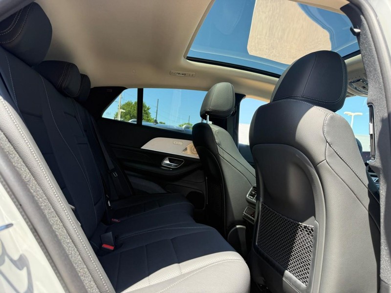 Mercedes-Benz GLE Vehicle Full-screen Gallery Image 8
