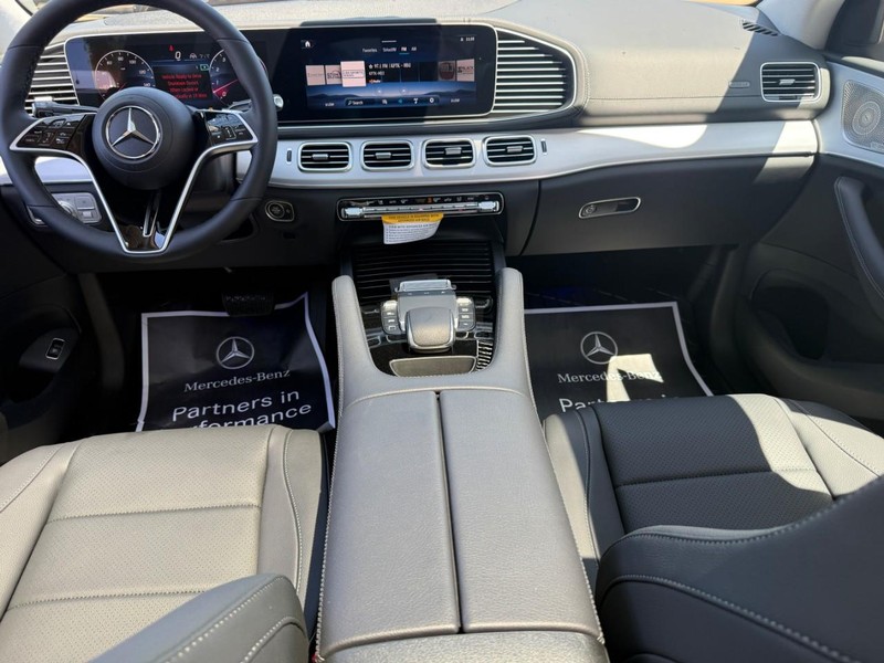Mercedes-Benz GLE Vehicle Full-screen Gallery Image 9