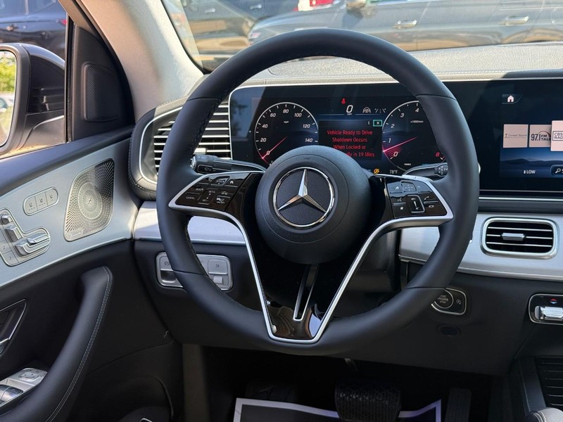 Mercedes-Benz GLE Vehicle Full-screen Gallery Image 10