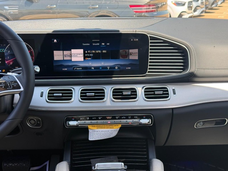 Mercedes-Benz GLE Vehicle Full-screen Gallery Image 11