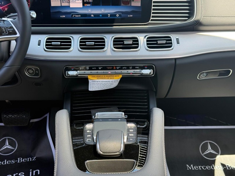 Mercedes-Benz GLE Vehicle Full-screen Gallery Image 12