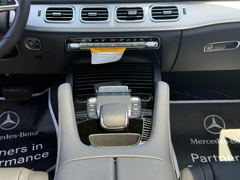 Mercedes-Benz GLE Vehicle Full-screen Gallery Image 13