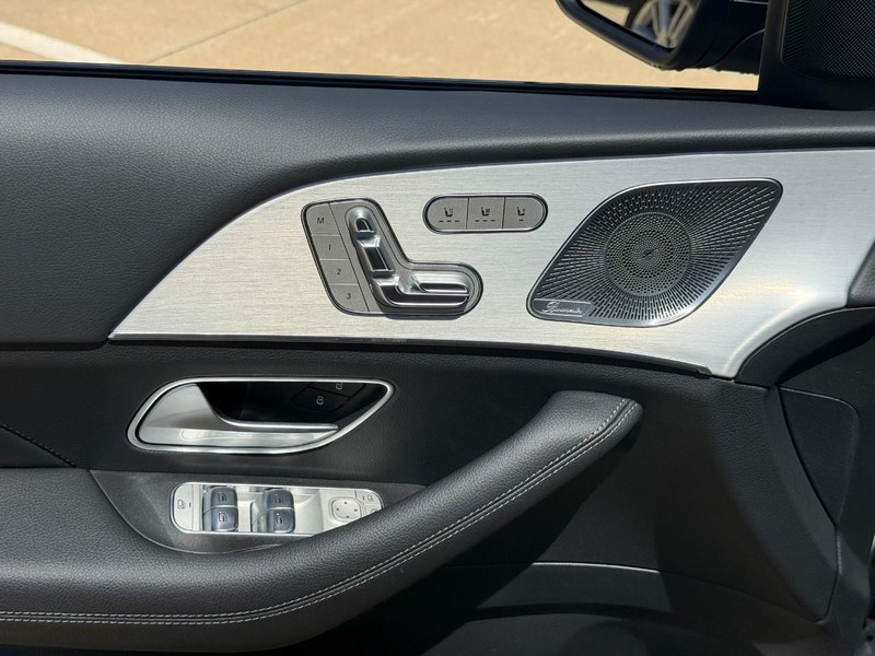 Mercedes-Benz GLE Vehicle Full-screen Gallery Image 14