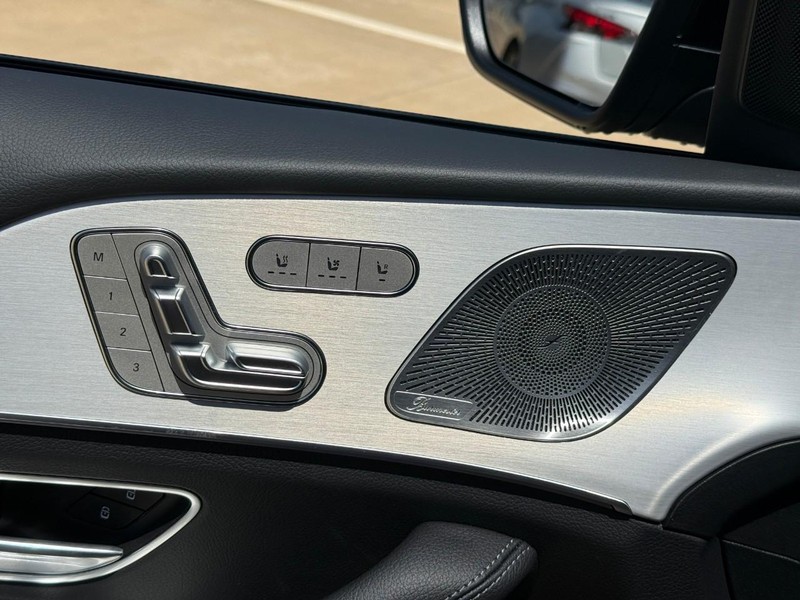 Mercedes-Benz GLE Vehicle Full-screen Gallery Image 15