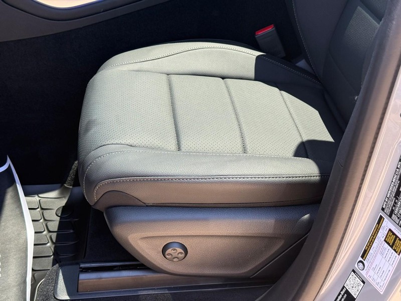 Mercedes-Benz GLE Vehicle Full-screen Gallery Image 16